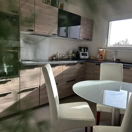 37 Au Bord De La Piscine *