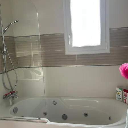 37 Au Bord De La Piscine *